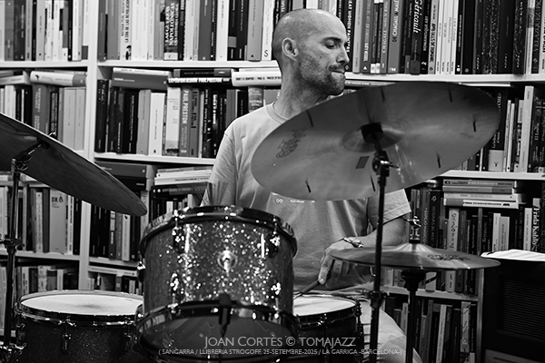 Guillem Callejón Trio (Sangarra / Llibreria Strogoff, 2025-09-25 / La Garriga -Barcelona-) Por Joan Cortès [INSTANTZZ AKA Galería fotográfica AKA Fotoblog de jazz, impro… y algo más] - Tomajazz - Guillem Callejón Trio actuó en Llibreria Strogoff, en La Garriga -Barcelona-, el 25 de septiembre de 2025. Joan Cortès lo retrata en INSTANTZZ. Actuaron Guillem Callejón, Txema Riera, Ricard Parera 