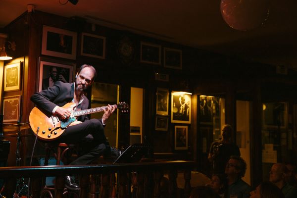 Entrevista con el guitarrista Rubén Reinaldo a propósito de Fusión Olívica. Por Carlos Lara, Enrique Farelo y Pachi Tapiz [Entrevista de jazz] - Tomajazz - El guitarrista Rubén Reinaldo ha publicado Fusión Olívica (Free Code Jazz Records; 2025), su primera grabación como líder. Carlos Lara, Enrique Farelo y Pachi Tapiz lo entrevistan con tal ocasión