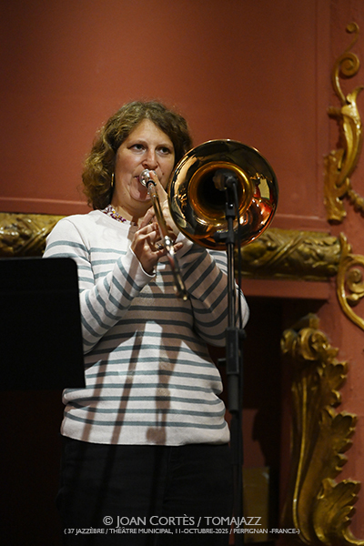 Le Discobole Orchestra invité Christine Salem «Kafé Gryé» (37 Jazzèbre / Théâtre Municipal, 2025-10-11 / Perpignan -France-) [5] Por Joan Cortès [INSTANTZZ AKA Galería fotográfica AKA Fotoblog de jazz, impro… y algo más] - Tomajazz - Le Discobole Orchestra invité Christine Salem «Kafé Gryé» actuó en el 37 Jazzèbre el 11 de octubre de 2025. Joan Cortès lo retrata en INSTANTZZ