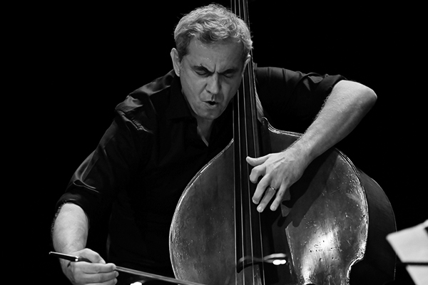 Naïssam Jalal «Healing Rituals» (37 Jazzèbre 2025 / Ciné-Théâtre Le Vauban, 2025-09-27 / Port-Vendres -France-) Por Joan Cortès [INSTANTZZ AKA Galería fotográfica AKA Fotoblog de jazz, impro… y algo más] - Tomajazz - Naïssam Jalal «Healing Rituals» actuó en el 37 Jazzèbre 2025 en Port-Vendres -Francia. Joan Cortès lo retrata en INSTANTZZ. Actuaron Naïssam Jalal, flauta, nay, voz y composiciones Clément Petit, violoncello Claude Tchamitchian, contrabajo Zaza Desiderio 