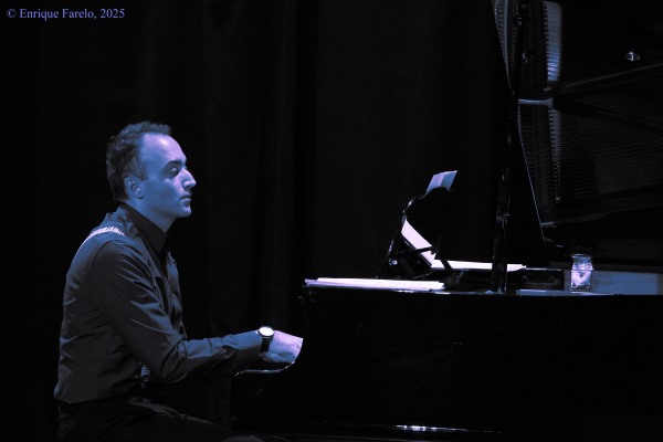 David Hernando Vítores - Sandro Bakhuashvili "Horizontes sonoros" (Centro Cultural Valdebernardo, Madrid. 2025-10-04) Por Enrique Farelo [INSTANTZZ AKA Galería fotográfica AKA Fotoblog de jazz, impro… y algo más] - Tomajazz - David Hernando Vítores - Sandro Bakhuashvili "Horizontes sonoros" actuaron en el Centro Cultural Valdebernardo de Madrid, el 4 de octubre de 2025. Enrique Farelo los retrata en INSTANTZZ