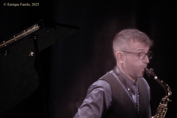 David Hernando Vítores - Sandro Bakhuashvili "Horizontes sonoros" (Centro Cultural Valdebernardo, Madrid. 2025-10-04) Por Enrique Farelo [INSTANTZZ AKA Galería fotográfica AKA Fotoblog de jazz, impro… y algo más] - Tomajazz - David Hernando Vítores - Sandro Bakhuashvili "Horizontes sonoros" actuaron en el Centro Cultural Valdebernardo de Madrid, el 4 de octubre de 2025. Enrique Farelo los retrata en INSTANTZZ