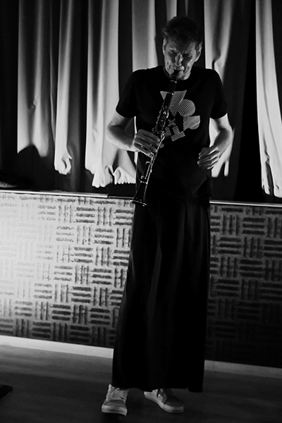 Robin Fincker & Mathieu Werchowski «Chien Pigeon» (37 Jazzèbre / La Voile d’Or, 2025-09-27 / Port-Vendres -France-) Por Joan Cortès [INSTANTZZ AKA Galería fotográfica AKA Fotoblog de jazz, impro… y algo más] - Tomajazz - Robin Fincker & Mathieu Werchowski «Chien Pigeon» actuaron en el 37 Jazzèbre, el 27 de septiembre de 2025. Joan Cortès los retrata en INSTANTZZ