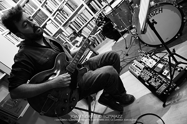 Guillem Callejón Trio (Sangarra / Llibreria Strogoff, 2025-09-25 / La Garriga -Barcelona-) Por Joan Cortès [INSTANTZZ AKA Galería fotográfica AKA Fotoblog de jazz, impro… y algo más] - Tomajazz - Guillem Callejón Trio actuó en Llibreria Strogoff, en La Garriga -Barcelona-, el 25 de septiembre de 2025. Joan Cortès lo retrata en INSTANTZZ. Actuaron Guillem Callejón, Txema Riera, Ricard Parera