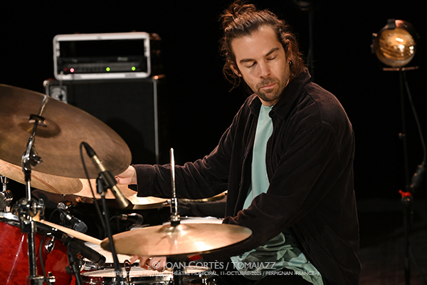 Gautier Garrigue 4t «La Traversée» (37 Jazzèbre / Théâtre Municipal, 2025-10-11 / Perpignan -France-) Por Joan Cortès [INSTANTZZ AKA Galería fotográfica AKA Fotoblog de jazz, impro… y algo más] - Tomajazz - Gautier Garrigue 4t «La Traversée» actuó en el 37 Jazzèbre 2025 en Perpignan -Francia-. Joan Cortès lo retrata en INSTANTZZ. Actuaron Gautier Garrigue, Federico Cassagrande, Benjamin Moussay, Florent Nisse 