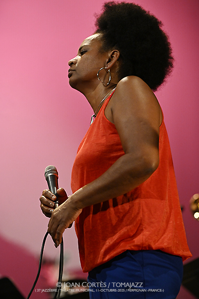Le Discobole Orchestra invité Christine Salem «Kafé Gryé» (37 Jazzèbre / Théâtre Municipal, 2025-10-11 / Perpignan -France-) [5] Por Joan Cortès [INSTANTZZ AKA Galería fotográfica AKA Fotoblog de jazz, impro… y algo más] - Tomajazz - Le Discobole Orchestra invité Christine Salem «Kafé Gryé» actuó en el 37 Jazzèbre el 11 de octubre de 2025. Joan Cortès lo retrata en INSTANTZZ