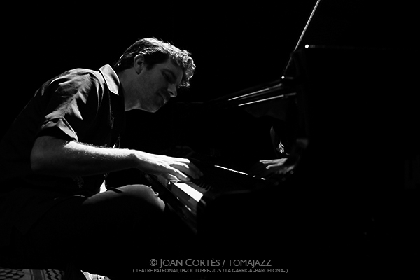 Marco Mezquida & Chicuelo «Del Alma» (Teatre Patronat, 2025-10-04 / La Garriga -Barcelona-) Por Joan Cortès [INSTANTZZ AKA Galería fotográfica AKA Fotoblog de jazz, impro… y algo más] - Tomajazz - Marco Mezquida & Chicuelo «Del Alma» actuaron en el Teatre Patronat de La Garriga -Barcelona-, el 4 de octubre de 2025. Joan Cortès los retrata en INSTANTZZ