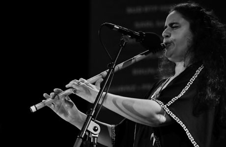 Naïssam Jalal «Healing Rituals» (37 Jazzèbre 2025 / Ciné-Théâtre Le Vauban, 2025-09-27 / Port-Vendres -France-) Por Joan Cortès [INSTANTZZ AKA Galería fotográfica AKA Fotoblog de jazz, impro… y algo más] - Tomajazz - Naïssam Jalal «Healing Rituals» actuó en el 37 Jazzèbre 2025 en Port-Vendres -Francia. Joan Cortès lo retrata en INSTANTZZ. Actuaron Naïssam Jalal, flauta, nay, voz y composiciones 
Clément Petit, violoncello
Claude Tchamitchian, contrabajo
Zaza Desiderio