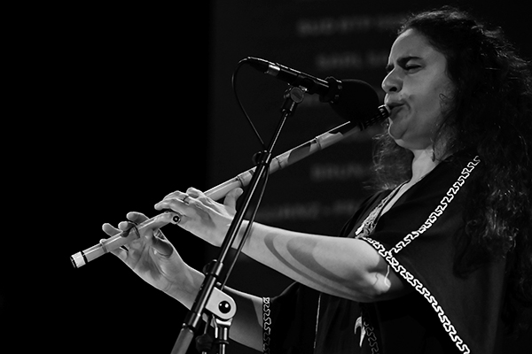 Naïssam Jalal «Healing Rituals» (37 Jazzèbre 2025 / Ciné-Théâtre Le Vauban, 2025-09-27 / Port-Vendres -France-) Por Joan Cortès [INSTANTZZ AKA Galería fotográfica AKA Fotoblog de jazz, impro… y algo más] - Tomajazz - Naïssam Jalal «Healing Rituals» actuó en el 37 Jazzèbre 2025 en Port-Vendres -Francia. Joan Cortès lo retrata en INSTANTZZ. Actuaron Naïssam Jalal, flauta, nay, voz y composiciones 
Clément Petit, violoncello
Claude Tchamitchian, contrabajo
Zaza Desiderio