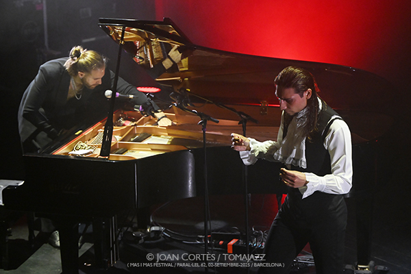 El Yiyo & Andrés Barrios (Mas i Mas Festival / Paral•lel 62, 04-setiembre-2025, Barcelona) Por Joan Cortès [Flamencuras AKA INSTANTZZ AKA Galería fotográfica AKA Fotoblog de jazz, impro… y algo más] - Tomajazz - El Yiyo & Andrés Barrios actuaron en el Mas i Mas Festival de Barcelona el 4 de setiembre de 2025. Joan Cortès los retrata en las Flamencuras de INSTANTZZ. Actuaron Miguel Fernández El Yiyo, Andrés Barrios, José Heredia, Juan Amaya 