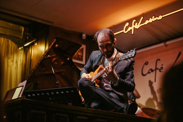 Entrevista con el guitarrista Rubén Reinaldo a propósito de Fusión Olívica. Por Carlos Lara, Enrique Farelo y Pachi Tapiz [Entrevista de jazz] - Tomajazz - El guitarrista Rubén Reinaldo ha publicado Fusión Olívica (Free Code Jazz Records; 2025), su primera grabación como líder. Carlos Lara, Enrique Farelo y Pachi Tapiz lo entrevistan con tal ocasión