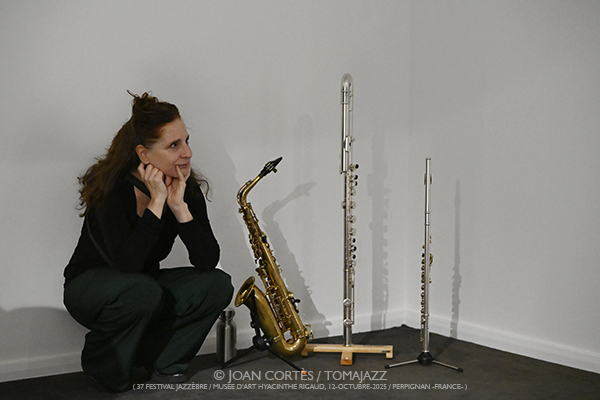 Cléa Torales «Balade au Musée» (37 Jazzèbre / Musée d’Art Hyacinthe Rigaud, 2025-10-12 / Perpignan -France-) [6] Por Joan Cortès [INSTANTZZ AKA Galería fotográfica AKA Fotoblog de jazz, impro… y algo más] - Tomajazz - Cléa Torales «Balade au Musée» actuó en el 37 Jazzèbre 2025 en Perpignan -Francia-. Joan Cortès retrata el concierto en INSTANTZZ