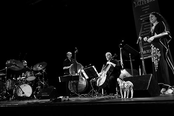 Naïssam Jalal «Healing Rituals» (37 Jazzèbre 2025 / Ciné-Théâtre Le Vauban, 2025-09-27 / Port-Vendres -France-) Por Joan Cortès [INSTANTZZ AKA Galería fotográfica AKA Fotoblog de jazz, impro… y algo más] - Tomajazz - Naïssam Jalal «Healing Rituals» actuó en el 37 Jazzèbre 2025 en Port-Vendres -Francia. Joan Cortès lo retrata en INSTANTZZ. Actuaron Naïssam Jalal, flauta, nay, voz y composiciones Clément Petit, violoncello Claude Tchamitchian, contrabajo Zaza Desiderio 