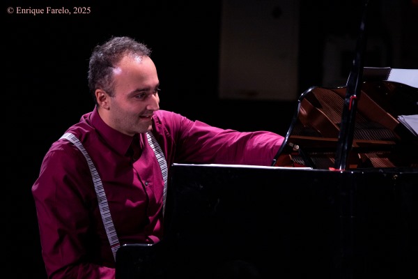 David Hernando Vítores - Sandro Bakhuashvili "Horizontes sonoros" (Centro Cultural Valdebernardo, Madrid. 2025-10-04) Por Enrique Farelo [INSTANTZZ AKA Galería fotográfica AKA Fotoblog de jazz, impro… y algo más] - Tomajazz - David Hernando Vítores - Sandro Bakhuashvili "Horizontes sonoros" actuaron en el Centro Cultural Valdebernardo de Madrid, el 4 de octubre de 2025. Enrique Farelo los retrata en INSTANTZZ