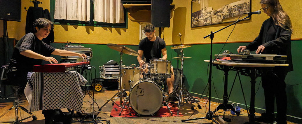 Bárbara Togander – João Valinho – Clara Lai  (Juan Sebastián Bar, Huesca. 2025-10-02) Por Fabio Galicia [INSTANTZZ AKA Galería fotográfica AKA Fotoblog de jazz, impro… y algo más] - Tomajazz - Bárbara Togander – João Valinho – Clara Lai actuaron en Juan Sebastián Bar, Huesca, el 2 de octubre de 2025, inaugurando la temporada de conciertos 2025-2026. Fabio Galicia los retrata en INSTANTZZ