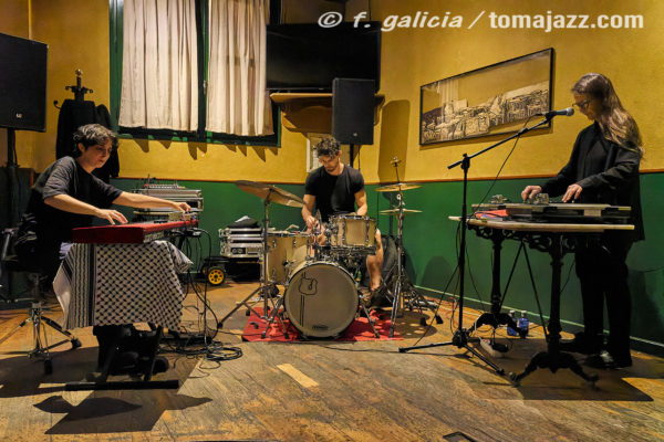 Bárbara Togander – João Valinho – Clara Lai (Juan Sebastián Bar, Huesca. 2025-10-02) Por Fabio Galicia [INSTANTZZ AKA Galería fotográfica AKA Fotoblog de jazz, impro… y algo más] - Tomajazz - Bárbara Togander – João Valinho – Clara Lai actuaron en Juan Sebastián Bar, Huesca, el 2 de octubre de 2025, inaugurando la temporada de conciertos 2025-2026. Fabio Galicia los retrata en INSTANTZZ