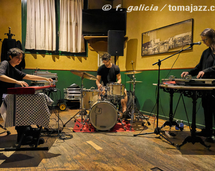 Bárbara Togander – João Valinho – Clara Lai  (Juan Sebastián Bar, Huesca. 2025-10-02) Por Fabio Galicia [INSTANTZZ AKA Galería fotográfica AKA Fotoblog de jazz, impro… y algo más] - Tomajazz - Bárbara Togander – João Valinho – Clara Lai actuaron en Juan Sebastián Bar, Huesca, el 2 de octubre de 2025, inaugurando la temporada de conciertos 2025-2026. Fabio Galicia los retrata en INSTANTZZ
