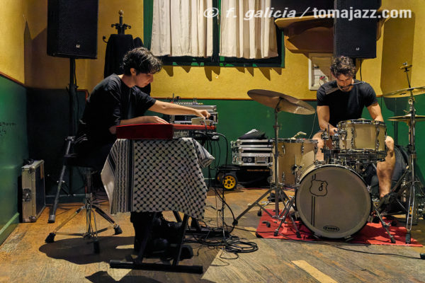 Bárbara Togander – João Valinho – Clara Lai (Juan Sebastián Bar, Huesca. 2025-10-02) Por Fabio Galicia [INSTANTZZ AKA Galería fotográfica AKA Fotoblog de jazz, impro… y algo más] - Tomajazz - Bárbara Togander – João Valinho – Clara Lai actuaron en Juan Sebastián Bar, Huesca, el 2 de octubre de 2025, inaugurando la temporada de conciertos 2025-2026. Fabio Galicia los retrata en INSTANTZZ