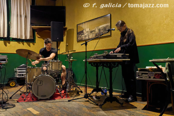 Bárbara Togander – João Valinho – Clara Lai (Juan Sebastián Bar, Huesca. 2025-10-02) Por Fabio Galicia [INSTANTZZ AKA Galería fotográfica AKA Fotoblog de jazz, impro… y algo más] - Tomajazz - Bárbara Togander – João Valinho – Clara Lai actuaron en Juan Sebastián Bar, Huesca, el 2 de octubre de 2025, inaugurando la temporada de conciertos 2025-2026. Fabio Galicia los retrata en INSTANTZZ