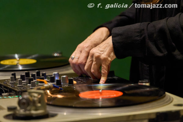 Bárbara Togander – João Valinho – Clara Lai (Juan Sebastián Bar, Huesca. 2025-10-02) Por Fabio Galicia [INSTANTZZ AKA Galería fotográfica AKA Fotoblog de jazz, impro… y algo más] - Tomajazz - Bárbara Togander – João Valinho – Clara Lai actuaron en Juan Sebastián Bar, Huesca, el 2 de octubre de 2025, inaugurando la temporada de conciertos 2025-2026. Fabio Galicia los retrata en INSTANTZZ