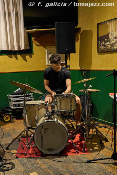 Bárbara Togander – João Valinho – Clara Lai (Juan Sebastián Bar, Huesca. 2025-10-02) Por Fabio Galicia [INSTANTZZ AKA Galería fotográfica AKA Fotoblog de jazz, impro… y algo más] - Tomajazz - Bárbara Togander – João Valinho – Clara Lai actuaron en Juan Sebastián Bar, Huesca, el 2 de octubre de 2025, inaugurando la temporada de conciertos 2025-2026. Fabio Galicia los retrata en INSTANTZZ