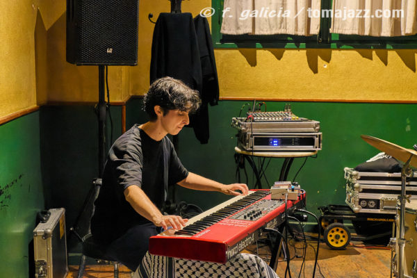 Bárbara Togander – João Valinho – Clara Lai (Juan Sebastián Bar, Huesca. 2025-10-02) Por Fabio Galicia [INSTANTZZ AKA Galería fotográfica AKA Fotoblog de jazz, impro… y algo más] - Tomajazz - Bárbara Togander – João Valinho – Clara Lai actuaron en Juan Sebastián Bar, Huesca, el 2 de octubre de 2025, inaugurando la temporada de conciertos 2025-2026. Fabio Galicia los retrata en INSTANTZZ