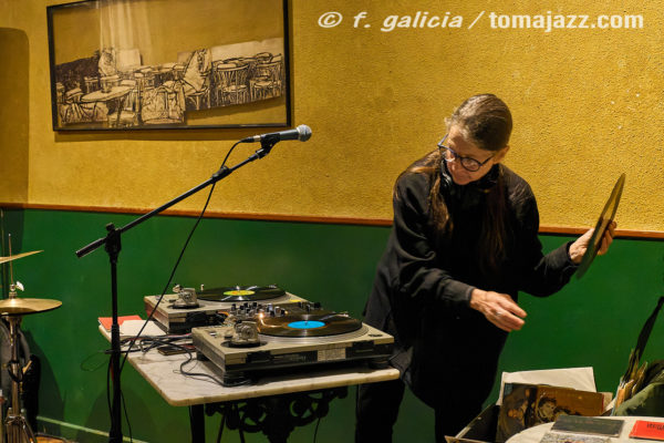 Bárbara Togander – João Valinho – Clara Lai (Juan Sebastián Bar, Huesca. 2025-10-02) Por Fabio Galicia [INSTANTZZ AKA Galería fotográfica AKA Fotoblog de jazz, impro… y algo más] - Tomajazz - Bárbara Togander – João Valinho – Clara Lai actuaron en Juan Sebastián Bar, Huesca, el 2 de octubre de 2025, inaugurando la temporada de conciertos 2025-2026. Fabio Galicia los retrata en INSTANTZZ