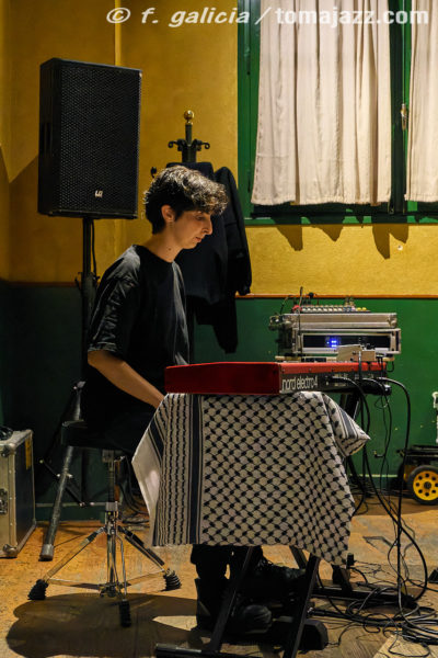 Bárbara Togander – João Valinho – Clara Lai (Juan Sebastián Bar, Huesca. 2025-10-02) Por Fabio Galicia [INSTANTZZ AKA Galería fotográfica AKA Fotoblog de jazz, impro… y algo más] - Tomajazz - Bárbara Togander – João Valinho – Clara Lai actuaron en Juan Sebastián Bar, Huesca, el 2 de octubre de 2025, inaugurando la temporada de conciertos 2025-2026. Fabio Galicia los retrata en INSTANTZZ