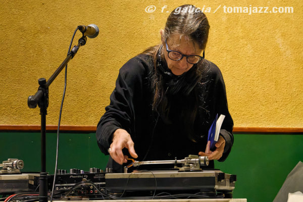 Bárbara Togander – João Valinho – Clara Lai (Juan Sebastián Bar, Huesca. 2025-10-02) Por Fabio Galicia [INSTANTZZ AKA Galería fotográfica AKA Fotoblog de jazz, impro… y algo más] - Tomajazz - Bárbara Togander – João Valinho – Clara Lai actuaron en Juan Sebastián Bar, Huesca, el 2 de octubre de 2025, inaugurando la temporada de conciertos 2025-2026. Fabio Galicia los retrata en INSTANTZZ