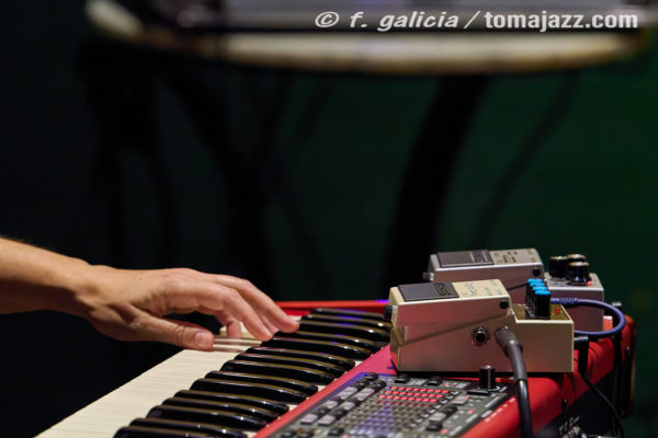 Bárbara Togander – João Valinho – Clara Lai (Juan Sebastián Bar, Huesca. 2025-10-02) Por Fabio Galicia [INSTANTZZ AKA Galería fotográfica AKA Fotoblog de jazz, impro… y algo más] - Tomajazz - Bárbara Togander – João Valinho – Clara Lai actuaron en Juan Sebastián Bar, Huesca, el 2 de octubre de 2025, inaugurando la temporada de conciertos 2025-2026. Fabio Galicia los retrata en INSTANTZZ
