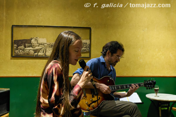 Belén Bandera - Jaume Llombart (Juan Sebastián Bar, Huesca. 2025-10-16) Por Fabio Galicia [INSTANTZZ AKA Galería fotográfica AKA Fotoblog de jazz, impro… y algo más] - Tomajazz - Belén Bandera - Jaume Llombart actuaron e(Juan Sebastián Bar, Huesca. 2025-10-16) Por Fabio Galicia [INSTANTZZ