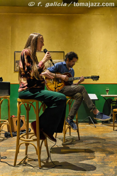 Belén Bandera - Jaume Llombart (Juan Sebastián Bar, Huesca. 2025-10-16) Por Fabio Galicia [INSTANTZZ AKA Galería fotográfica AKA Fotoblog de jazz, impro… y algo más] - Tomajazz - Belén Bandera - Jaume Llombart actuaron e(Juan Sebastián Bar, Huesca. 2025-10-16) Por Fabio Galicia [INSTANTZZ