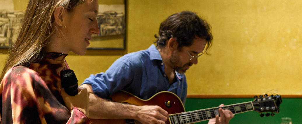 Belén Bandera - Jaume Llombart (Juan Sebastián Bar, Huesca. 2025-10-16) Por Fabio Galicia [INSTANTZZ AKA Galería fotográfica AKA Fotoblog de jazz, impro… y algo más] - Tomajazz - Belén Bandera - Jaume Llombart actuaron e(Juan Sebastián Bar, Huesca. 2025-10-16) Por Fabio Galicia [INSTANTZZ