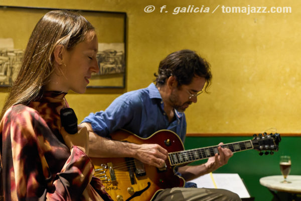 Belén Bandera - Jaume Llombart (Juan Sebastián Bar, Huesca. 2025-10-16) Por Fabio Galicia [INSTANTZZ AKA Galería fotográfica AKA Fotoblog de jazz, impro… y algo más] - Tomajazz - Belén Bandera - Jaume Llombart actuaron e(Juan Sebastián Bar, Huesca. 2025-10-16) Por Fabio Galicia [INSTANTZZ