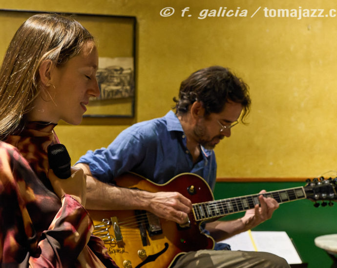 Belén Bandera - Jaume Llombart (Juan Sebastián Bar, Huesca. 2025-10-16) Por Fabio Galicia [INSTANTZZ AKA Galería fotográfica AKA Fotoblog de jazz, impro… y algo más] - Tomajazz - Belén Bandera - Jaume Llombart actuaron e(Juan Sebastián Bar, Huesca. 2025-10-16) Por Fabio Galicia [INSTANTZZ