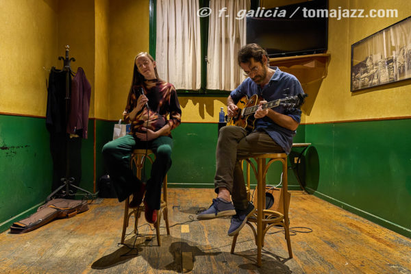 Belén Bandera - Jaume Llombart (Juan Sebastián Bar, Huesca. 2025-10-16) Por Fabio Galicia [INSTANTZZ AKA Galería fotográfica AKA Fotoblog de jazz, impro… y algo más] - Tomajazz - Belén Bandera - Jaume Llombart actuaron e(Juan Sebastián Bar, Huesca. 2025-10-16) Por Fabio Galicia [INSTANTZZ