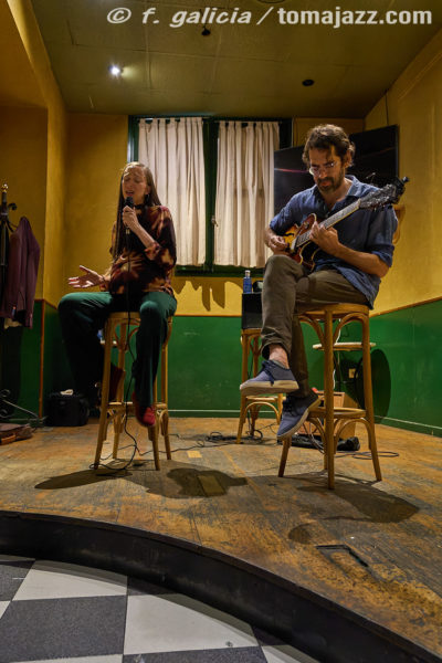 Belén Bandera - Jaume Llombart (Juan Sebastián Bar, Huesca. 2025-10-16) Por Fabio Galicia [INSTANTZZ AKA Galería fotográfica AKA Fotoblog de jazz, impro… y algo más] - Tomajazz - Belén Bandera - Jaume Llombart actuaron e(Juan Sebastián Bar, Huesca. 2025-10-16) Por Fabio Galicia [INSTANTZZ