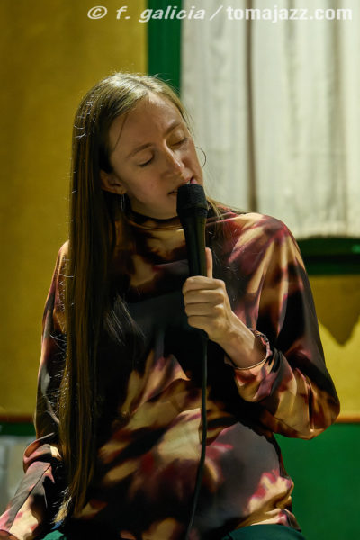 Belén Bandera - Jaume Llombart (Juan Sebastián Bar, Huesca. 2025-10-16) Por Fabio Galicia [INSTANTZZ AKA Galería fotográfica AKA Fotoblog de jazz, impro… y algo más] - Tomajazz - Belén Bandera - Jaume Llombart actuaron e(Juan Sebastián Bar, Huesca. 2025-10-16) Por Fabio Galicia [INSTANTZZ