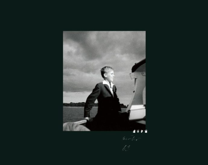 Anna Högberg: Ensamseglaren (Fönstret; 2025) Por Pachi Tapiz [Grabación de jazz] - Tomajazz - Ensamseglaren (Fönstret; 2025) es la nueva grabación de Anna Högberg. Pachi Tapiz repasa la grabación. Participan Anna Högberg, Elin Forkelid, Niklas Barnö, Maria Bertel, Per Åke Holmlander, Dieb13, Finn Loxbo, Alex Zethson, Gus Loxbo, Kansan Zetterberg, Anton Jonsson, Dennis Egberth