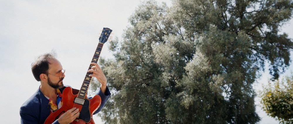 Entrevista con el guitarrista Rubén Reinaldo a propósito de Fusión Olívica. Por Carlos Lara, Enrique Farelo y Pachi Tapiz [Entrevista de jazz] - Tomajazz - El guitarrista Rubén Reinaldo ha publicado Fusión Olívica (Free Code Jazz Records; 2025), su primera grabación como líder. Carlos Lara, Enrique Farelo y Pachi Tapiz lo entrevistan con tal ocasión