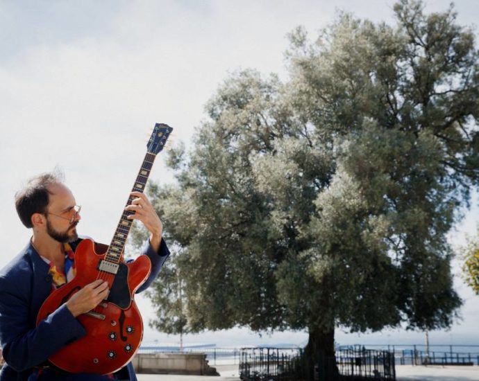 Entrevista con el guitarrista Rubén Reinaldo a propósito de Fusión Olívica. Por Carlos Lara, Enrique Farelo y Pachi Tapiz [Entrevista de jazz] - Tomajazz - El guitarrista Rubén Reinaldo ha publicado Fusión Olívica (Free Code Jazz Records; 2025), su primera grabación como líder. Carlos Lara, Enrique Farelo y Pachi Tapiz lo entrevistan con tal ocasión
