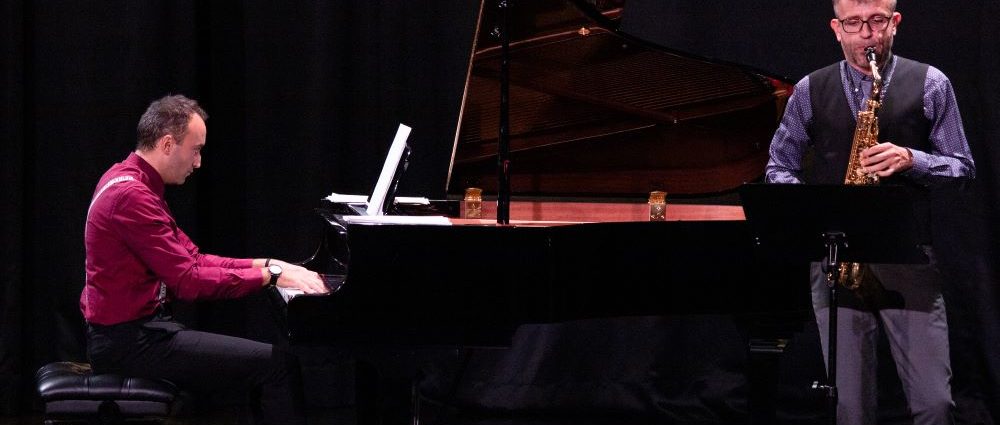 David Hernando Vítores - Sandro Bakhuashvili "Horizontes sonoros" (Centro Cultural Valdebernardo, Madrid. 2025-10-04) Por Enrique Farelo [INSTANTZZ AKA Galería fotográfica AKA Fotoblog de jazz, impro… y algo más] - Tomajazz - David Hernando Vítores - Sandro Bakhuashvili "Horizontes sonoros" actuaron en el Centro Cultural Valdebernardo de Madrid, el 4 de octubre de 2025. Enrique Farelo los retrata en INSTANTZZ