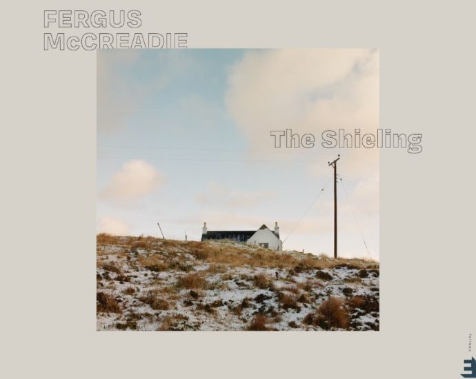 Fergus McCreadie: The Shieling (Edition Records; 2024) Por Pachi Tapiz [Grabación de jazz] - Tomajazz - The Shieling (Edition Records; 2024) es la nueva grabación del pianista escocés Fergus McCreadie. Pachi Tapiz repasa la grabación. Participan Fergus McCreadie, David Bowden, Stephen Henderson