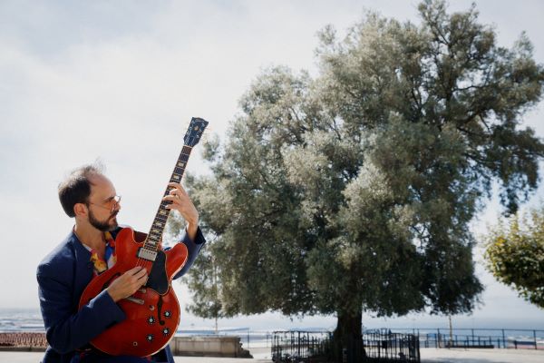 Entrevista con el guitarrista Rubén Reinaldo a propósito de Fusión Olívica. Por Carlos Lara, Enrique Farelo y Pachi Tapiz [Entrevista de jazz] - Tomajazz - El guitarrista Rubén Reinaldo ha publicado Fusión Olívica (Free Code Jazz Records; 2025), su primera grabación como líder. Carlos Lara, Enrique Farelo y Pachi Tapiz lo entrevistan con motivo de