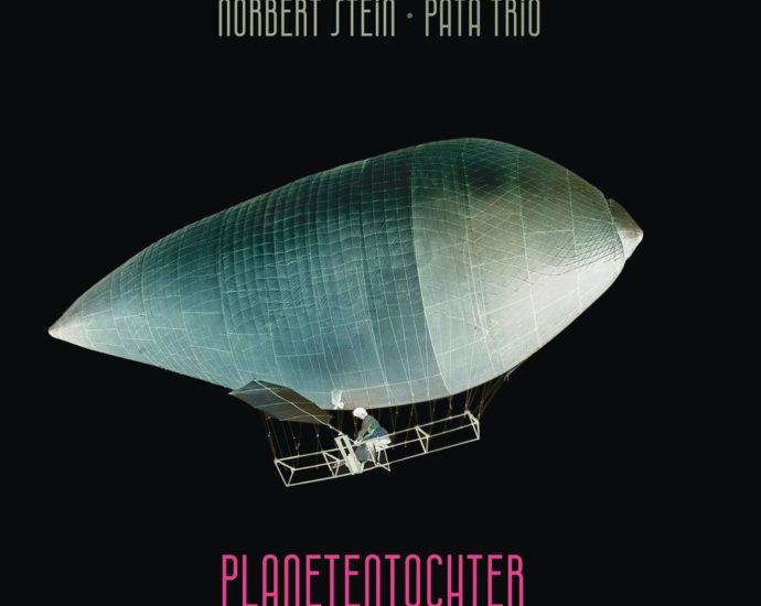 Norbert Stein: Planetentochter (Pata Music; 2025) Por Pachi Tapiz [Grabación de jazz] - Tomajazz - Planetentochter (Pata Music; 2025) es lo nuevo del Norbert Stein Pata Trio. Pachi Tapiz repasa la grabación. ConNorbert Stein (saxo tenor, composición); Uwe Oberg (piano); Jörg Fischer (batería)