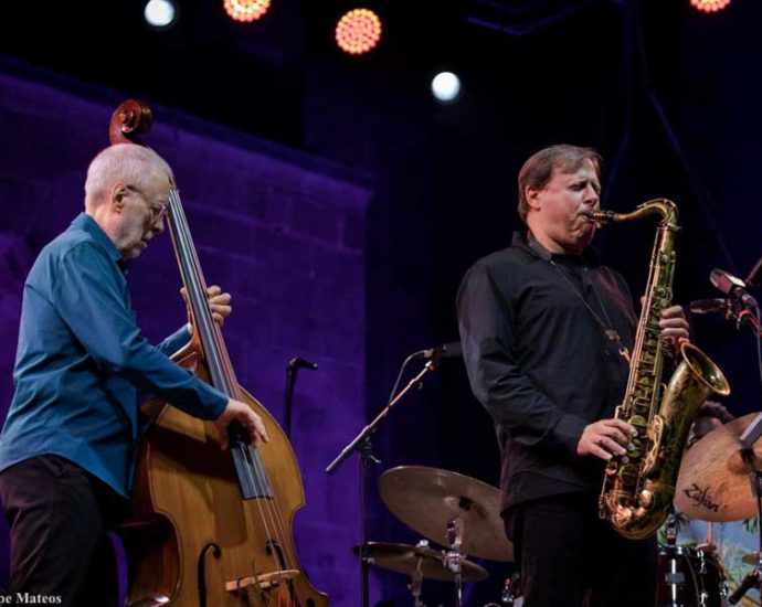 Chris Potter - Dave Holland - Marcus Gilmore "Kismet" (60 Festival de Jazz de San Sebastián 2025. 2025-07-25) Por Antonio Torres (texto y fotos), y Pepe Mateos (fotos) [Concierto de jazz] - Tomajazz - Chris Potter - Dave Holland - Marcus Gilmore "Kismet" intervinieron en el 60 Festival de Jazz de San Sebastián 2025. Antonio Torres (texto y fotos), y Pepe Mateos (fotos) repasan la actuación