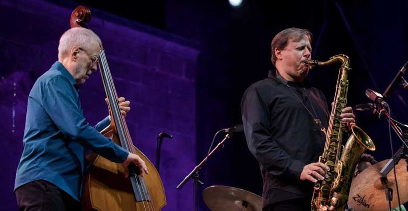Chris Potter - Dave Holland - Marcus Gilmore "Kismet" (60 Festival de Jazz de San Sebastián 2025. 2025-07-25) Por Antonio Torres (texto y fotos), y Pepe Mateos (fotos) [Concierto de jazz] - Tomajazz - Chris Potter - Dave Holland - Marcus Gilmore "Kismet" intervinieron en el 60 Festival de Jazz de San Sebastián 2025. Antonio Torres (texto y fotos), y Pepe Mateos (fotos) repasan la actuación