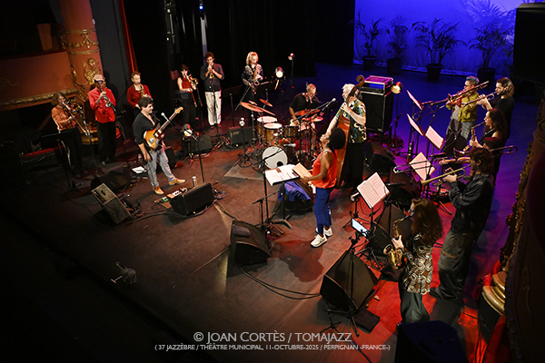 Le Discobole Orchestra invité Christine Salem «Kafé Gryé» (37 Jazzèbre / Théâtre Municipal, 2025-10-11 / Perpignan -France-) [5] Por Joan Cortès [INSTANTZZ AKA Galería fotográfica AKA Fotoblog de jazz, impro… y algo más] - Tomajazz - Le Discobole Orchestra invité Christine Salem «Kafé Gryé» actuó en el 37 Jazzèbre el 11 de octubre de 2025. Joan Cortès lo retrata en INSTANTZZ