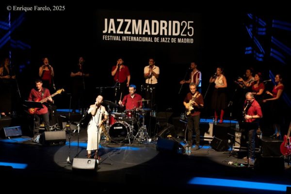 Andrea Motis & The Barcelona Gospel Messengers. «To Amy» (Homenaje a Amy Winehouse) (Festival Internacional JazzMadrid 2025, Fernán Gómez. Centro Cultural de la Villa, Sala Guirau Madrid. 2025-11-23) Por Enrique Farelo [Concierto de jazz] - Tomajazz
