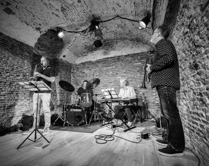 Pocket Corner (CC La Tortuga de Lavapiés, Madrid. 2025-11-02) Por Sergio Cabanillas [INSTANTZZ AKA Galería fotográfica AKA Fotoblog de jazz, impro… y algo más] - Tomajazz - Pocket Corner actuó el 2 de noviembre de 2025 en el CC La Tortuga de Lavapiés en Madrid. Sergio Cabanillas retrata el concierto en INSTANTZZ. Actuaron Didrik Ingvaldsen, Glenn B. Henriksen, Ketil Jerve, Ståle Birkeland